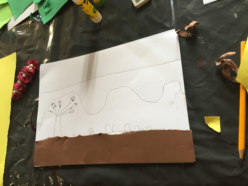 les enfants découvrent les paysages et à leur tour, avec du papier déchiré, dessinent les perspectives.