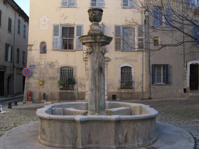 Fontaine Place Jean Raynaud