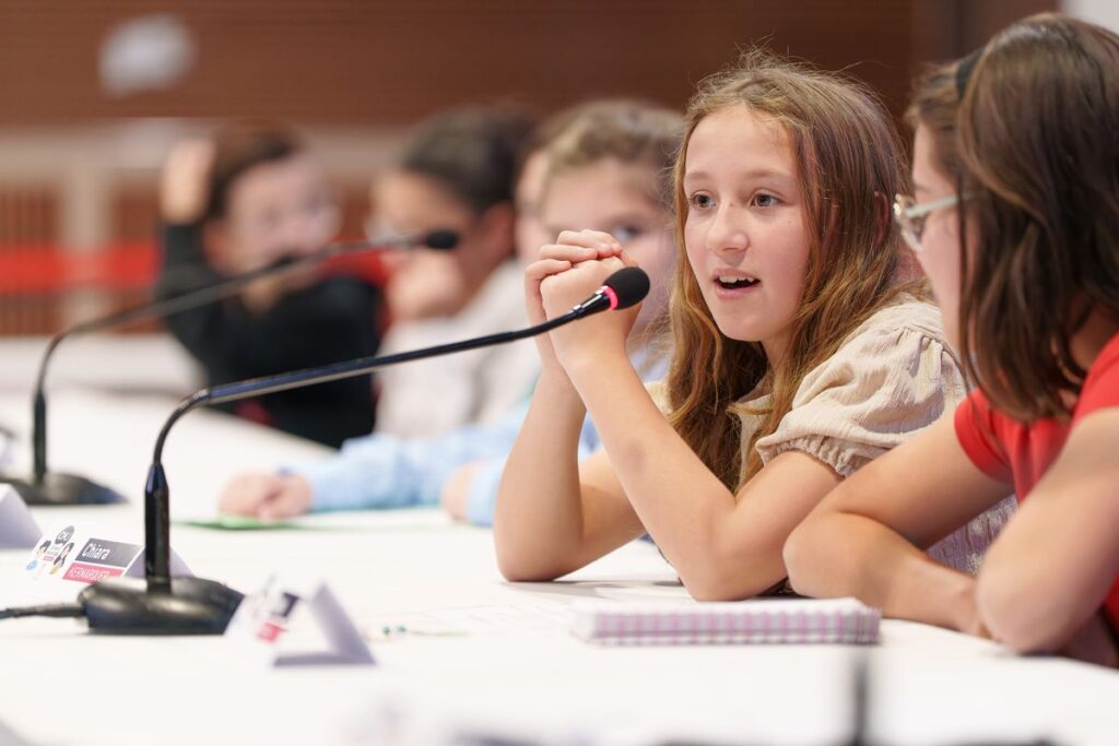 Conseil municipal des jeunes : les jeunes élus ont reçu leur écharpe Ville de Brignoles