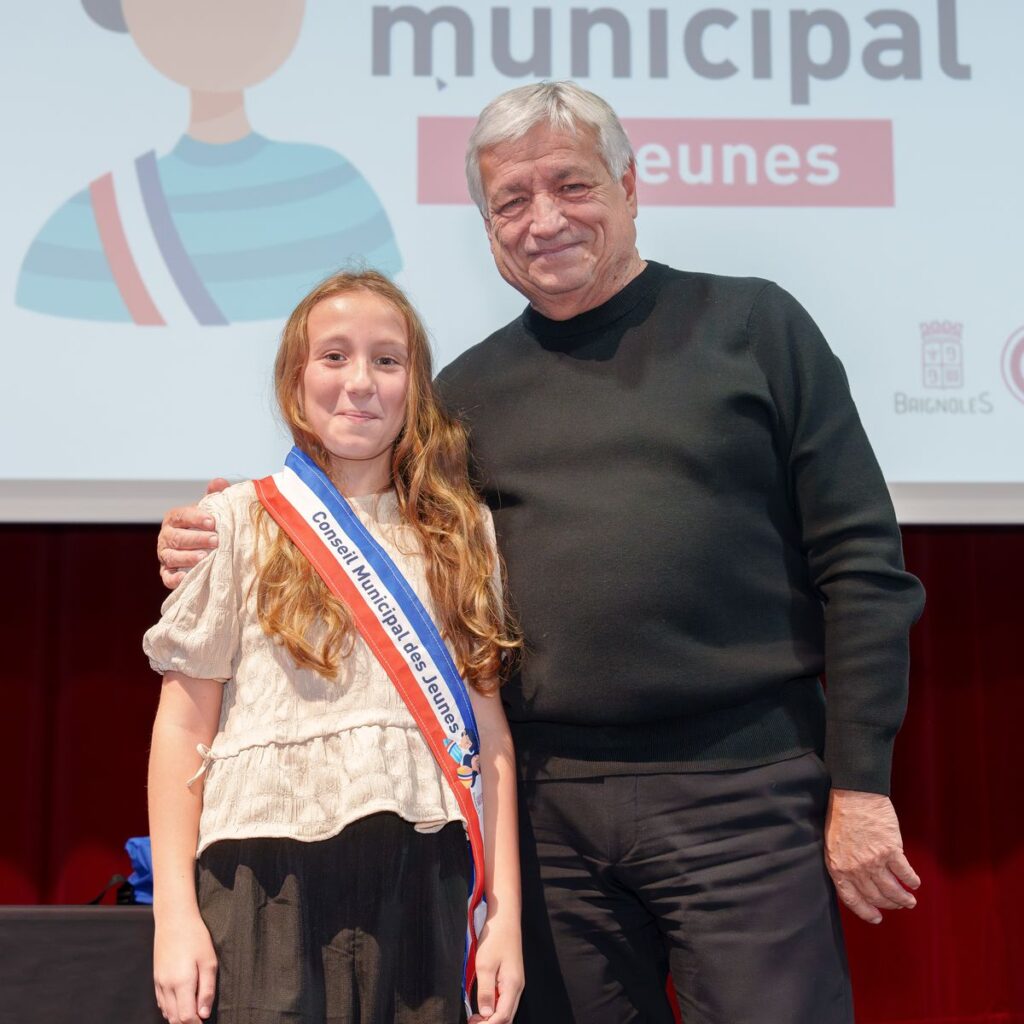 Conseil municipal des jeunes : les jeunes élus ont reçu leur écharpe Ville de Brignoles