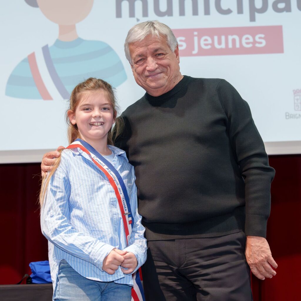 Conseil municipal des jeunes : les jeunes élus ont reçu leur écharpe Ville de Brignoles