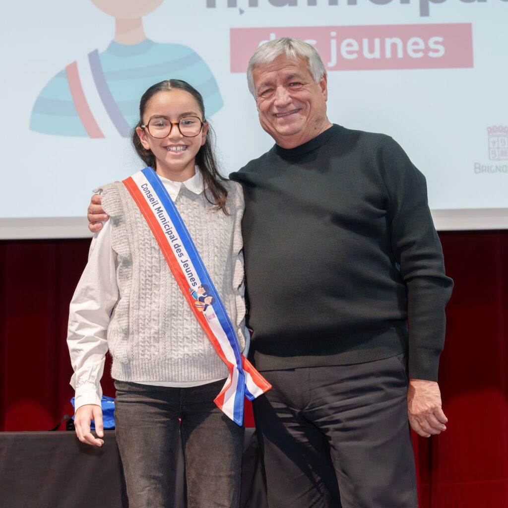 Conseil municipal des jeunes : les jeunes élus ont reçu leur écharpe Ville de Brignoles