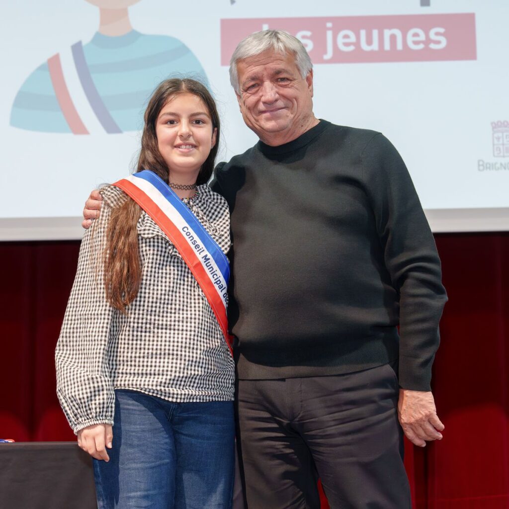 Conseil municipal des jeunes : les jeunes élus ont reçu leur écharpe Ville de Brignoles