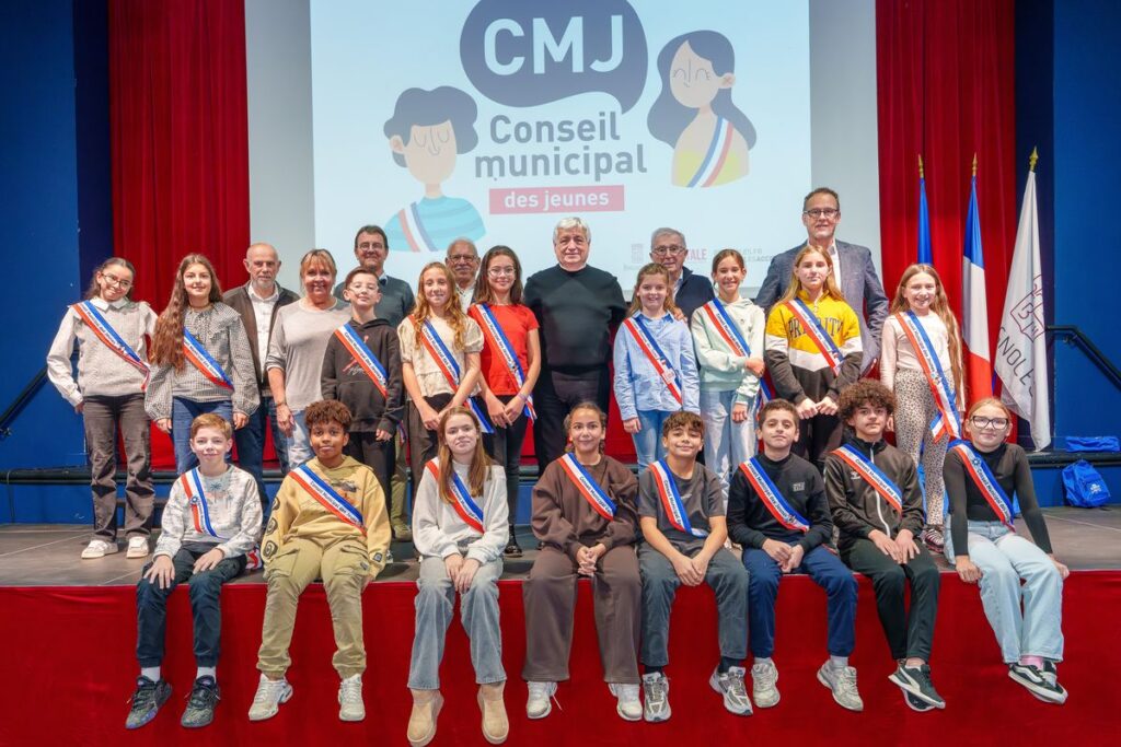 Conseil municipal des jeunes : les jeunes élus ont reçu leur écharpe Ville de Brignoles