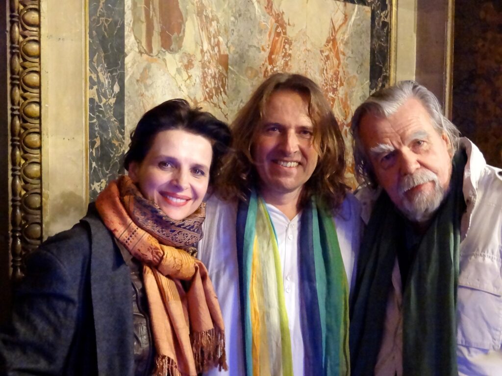 Juliette Binoche, Michael Lonsdale entourant Michel Garnier